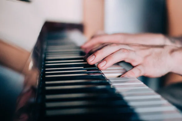 Hands of a piano player — Stock Photo, Image