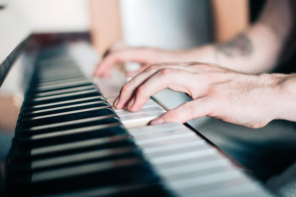 Hands of a piano player — Stock Photo, Image