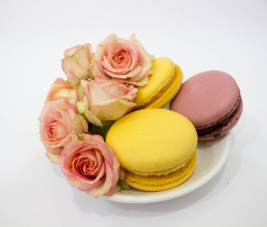 Pembe güller ve kurabiyeler.