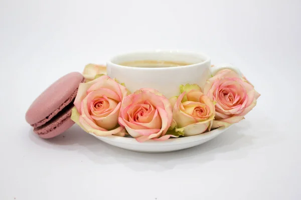 白色杯子和茶托 粉红玫瑰与马拉肯蛋糕的位置 — 图库照片
