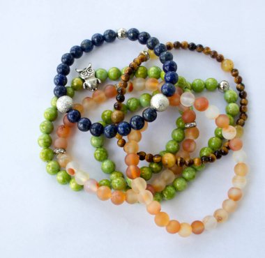 Yarı değerli taşlardan yapılmış bilezikler.