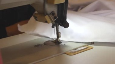 Çalışan bir dikiş makinesinin videosu