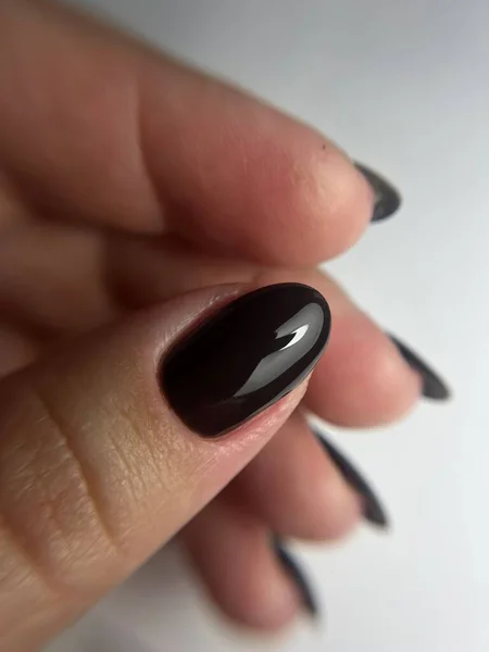Siyah tırnaklı manikür.