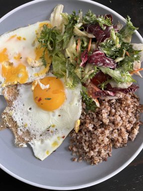 Saf yumurta, salata, sebze ve meyveli sağlıklı kahvaltı.