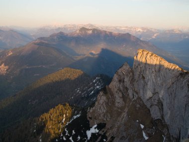 Sonnenaufgang am Gipfel vom Schafberg mit Blick auf Spinnerin. Der Schafberg Liegt, Oberoesterreich ve Salzburg, Oesterreich