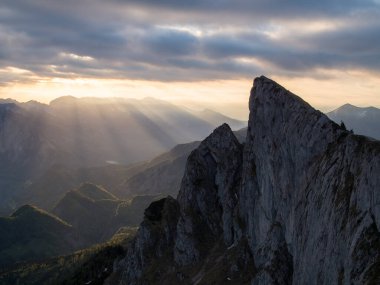 Sonnenaufgang am Gipfel vom Schafberg mit Blick auf Spinnerin. Der Schafberg Liegt, Oberoesterreich ve Salzburg, Oesterreich