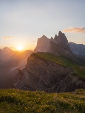 Sonnenaufgang Wandern bei der Seceda in Suedtirol Italien - Seceda in the Dolomites, İtalya