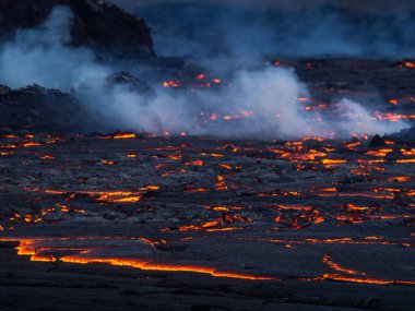 Vulken Geldingardalsgos in Island auf der Halbinsel Reykjanes ausgebrochen im Jahr 2021 vom Berg Fagradalsfjall clipart