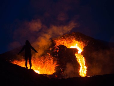 Vulken Geldingardalsgos in Island auf der Halbinsel Reykjanes ausgebrochen im Jahr 2021 vom Berg Fagradalsfall. Besucher beim Vulkan