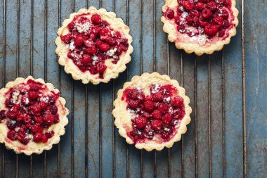 Tavada ahududulu fırınlanmış mini turtalar, üst manzara..