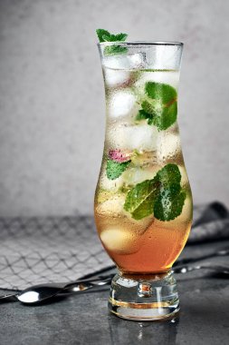 Naneli ve buzlu alkollü içecek, mojito kokteyli..