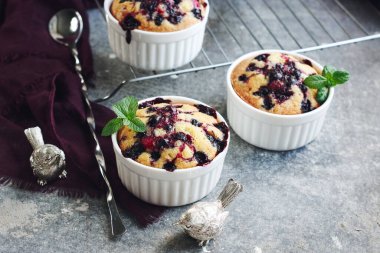 Frenk üzümlü mini turtalar seramik fırın tabaklarında.