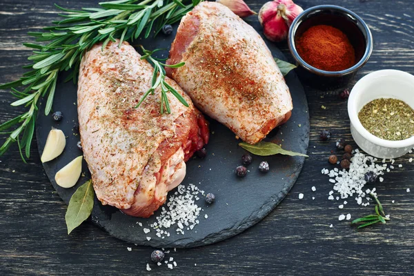 Baharatlı çiğ hindi budu, pişirmeye hazır..