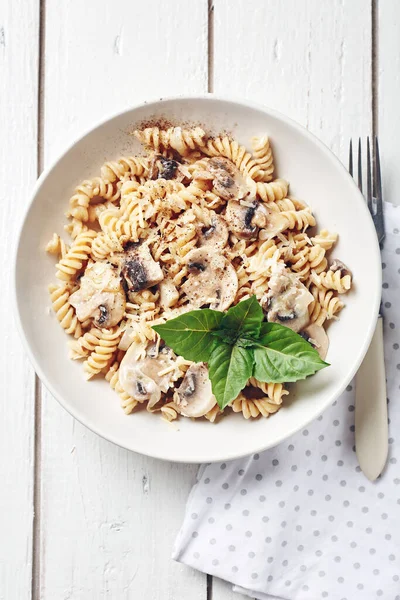 Mantarlı ve peynirli Fusilli makarna..