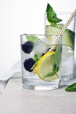 Yaz ferahlatıcı içecek, limonlu tonik, böğürtlen, salatalık ve fesleğen yaprağı..