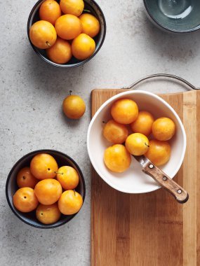 Kase içinde olgun sarı mirabelle erikleri. Reçel yapmak, üst manzara.