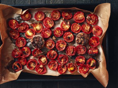 Fırında fırında kızartılmış kiraz domatesleri. Genel Görünüm.