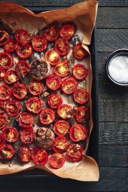 Fırında fırında kızartılmış kiraz domatesleri. Genel Görünüm.