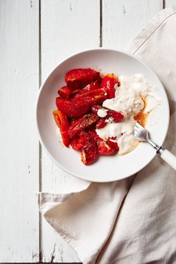 Ekşi kremalı fırında domates..