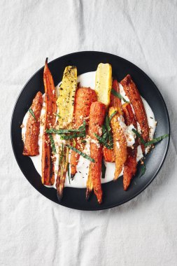 Yoğurtlu, baharatlı ve otlu kızarmış havuç salatası..