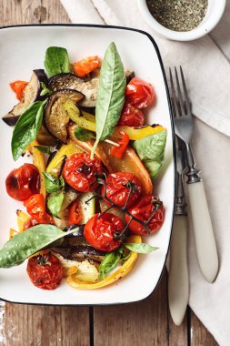 Kızarmış domatesli salata, patlıcan, kabak, dolmalık biber ve yeşil fesleğen..