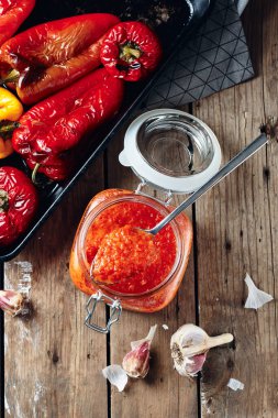 Taze sos, kavrulmuş dolmalık biber ve sarımsaklı aperatif..