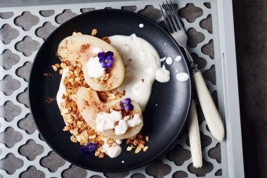 Tarçınlı haşlanmış armut, yoğurt ve yulaf lapası..