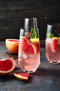 Greyfurt ve fesleğenli limonata..