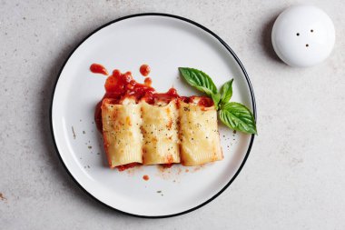 Domates soslu deniz ürünleri ve peynirli makarna..