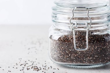 Cam kavanozda Chia tohumları, yakın plan..