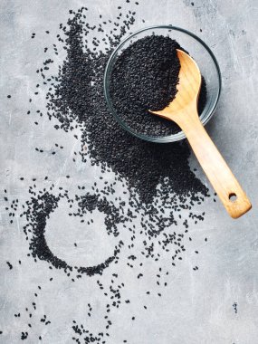 Bir kase siyah organik susam tohumu..