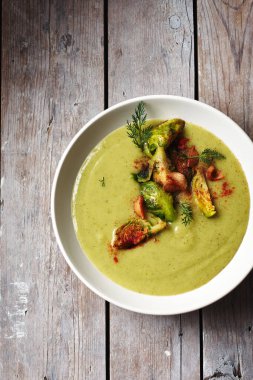 Brokoli ve Brüksel lahanalı yeşil sebze kremalı çorba..
