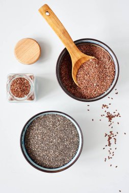 Keten tohumu ve çim tohumları kaselerde, üst manzara..