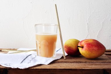 Elma-armut suyu ve ahşap bir masada taze armut..