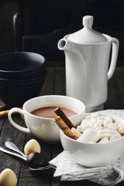 İki fincan sıcak çikolata, üzerinde lokum olan kakao..