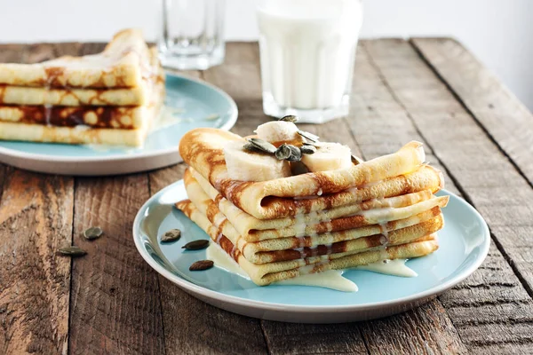 Krep, konsantre süt, muz ve balkabağı çekirdekli ince krep..