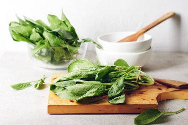 Mutfak tahtasındaki taze yeşil ıspanak yaprakları..