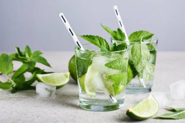 Limonlu, naneli ve buzlu içecek, mojito kokteyli..