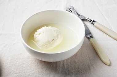 Bir kâse taze bufalo mozarella peyniri..