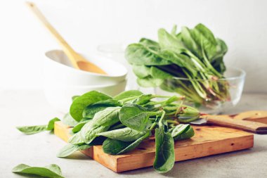 Mutfak tahtasındaki taze yeşil ıspanak yaprakları..