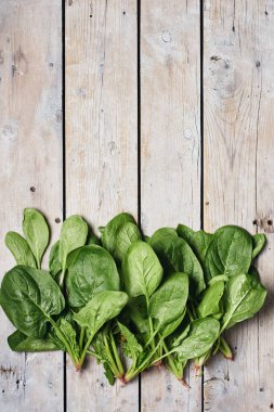 Tahta yüzeyde yeşil ıspanak yaprakları, üst manzara..
