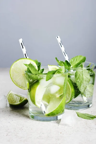 Orzeźwiający Napój Limonką Miętą Lodem Koktajl Mojito — Zdjęcie stockowe