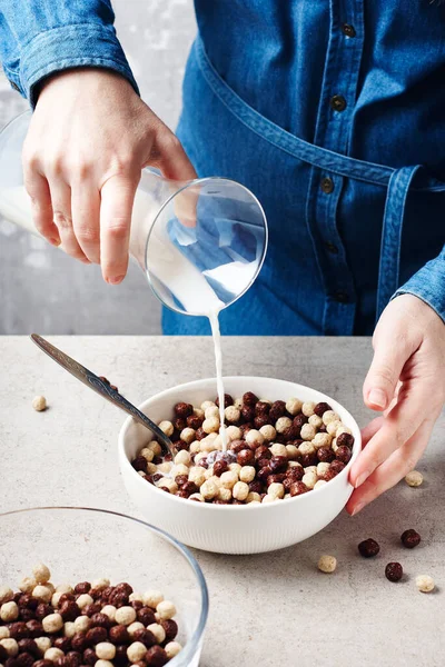 Mani Femminili Versano Latte Una Ciotola Cereali Colazione — Foto Stock