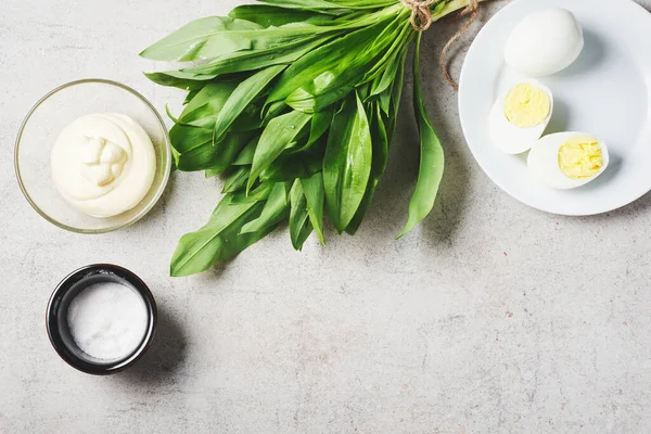 Ein Bund Frischer Bärlauch Mayonnaise Eier Zutaten Für Salat Oder — Stockfoto