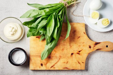 Bir demet taze Ramson (yabani sarımsak), mayonez sosu, yumurta. Salata ya da aperatif malzemeleri..