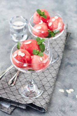 Bardakta nane şekerli karpuz topları, ferahlatıcı yaz tatlısı..