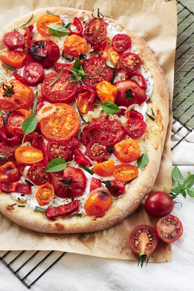 Rajčatová Pizza Sýrem Bazalkou Dřevěném Stole — Stock fotografie