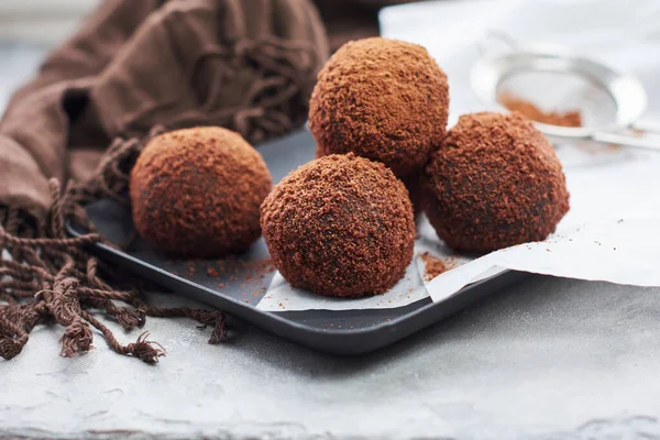 Tepside kakao tozu olan çikolata topları..