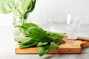 Mutfak tahtasındaki taze yeşil ıspanak yaprakları..
