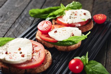 Peynirli, domatesli, fesleğenli, caprese peynirli sandviç veya bruschetta..